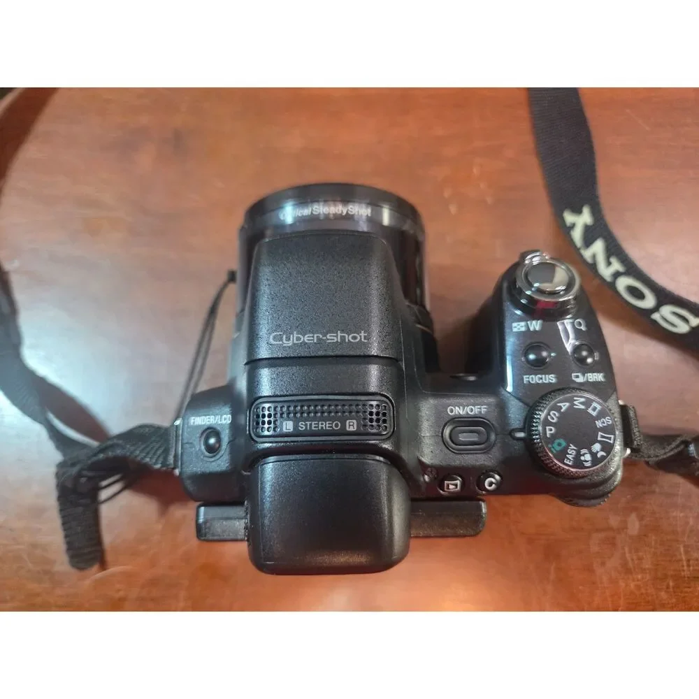 Sony Cyber-shot DSC-HX100V Camera Bundle w/ Tamrac Bag, Cables & Battery
